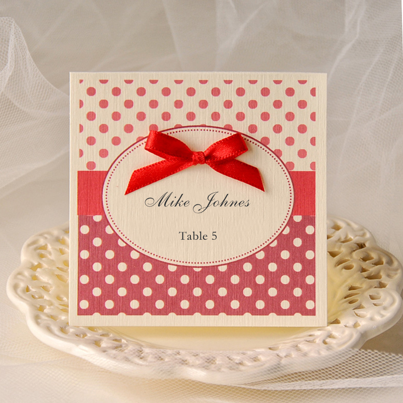 DIY Name Cards Inspiration: 10 Simple and Easy Designs for Folded Paper Place Cards ♥にて紹介している画像