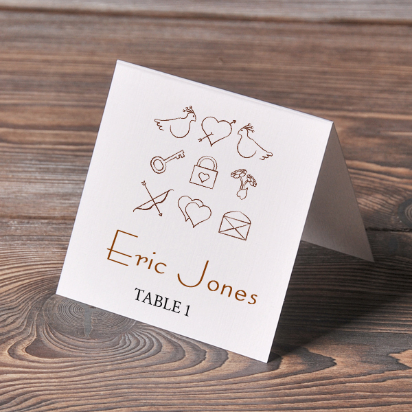 DIY Name Cards Inspiration: 10 Simple and Easy Designs for Folded Paper Place Cards ♥にて紹介している画像