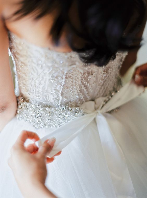 【動画】蝶々結びをより美しく魅せるために＊少しのコツで出来る〔綺麗なリボンの結び方〕を徹底解説♡にて紹介している画像