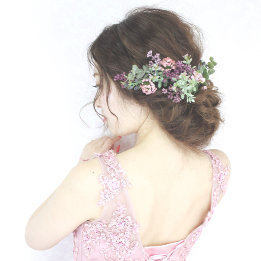 Breathtakingly Cute: 8 Bridal Hairstyles with Delicate Floral Accents for a Soft and Effortless Bun♡にて紹介している画像