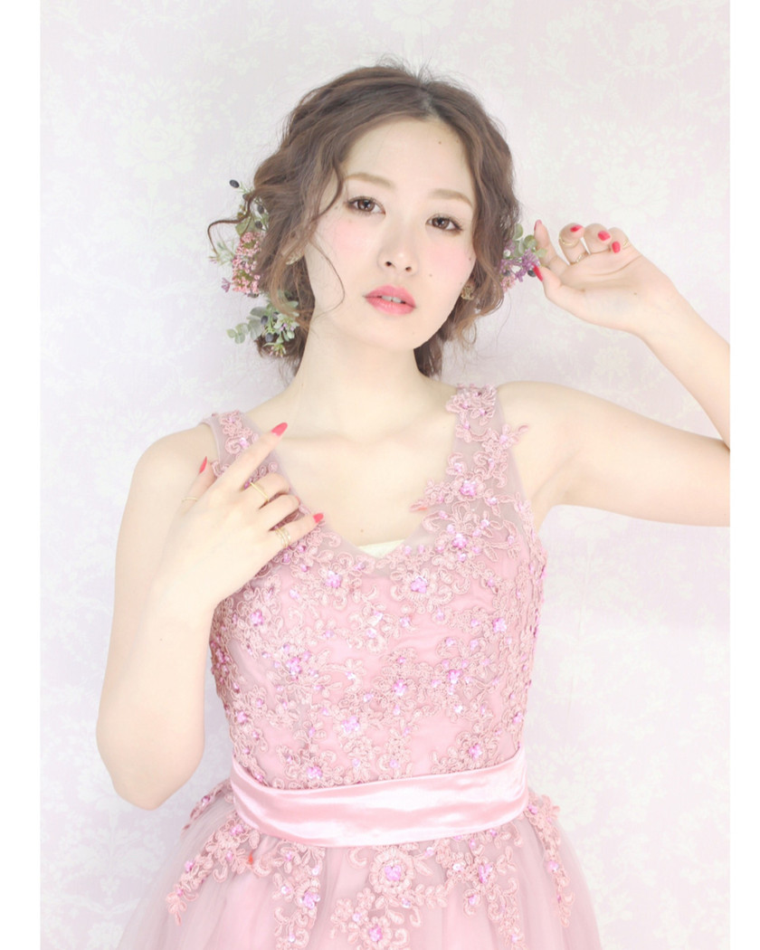 Breathtakingly Cute: 8 Bridal Hairstyles with Delicate Floral Accents for a Soft and Effortless Bun♡にて紹介している画像