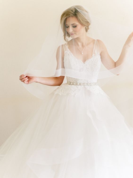 ウェディングドレスを最大限活かす！真似したい先輩花嫁さんの美しすぎる〔ソロショット〕7選＊にて紹介している画像