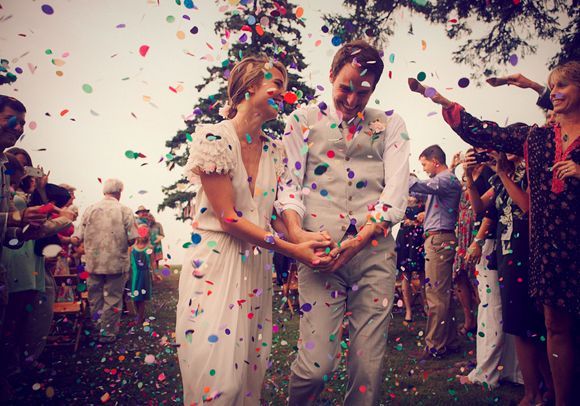 "Confetti in the Air: 3 Recommended Situations for a Beautiful Paper Shower Celebration"にて紹介している画像