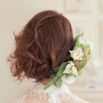 "Floral Bride" ♩ 7 Gorgeous Hair Arrangements with Real Flowers for Your Perfect Head Accessories!♡にて紹介している画像