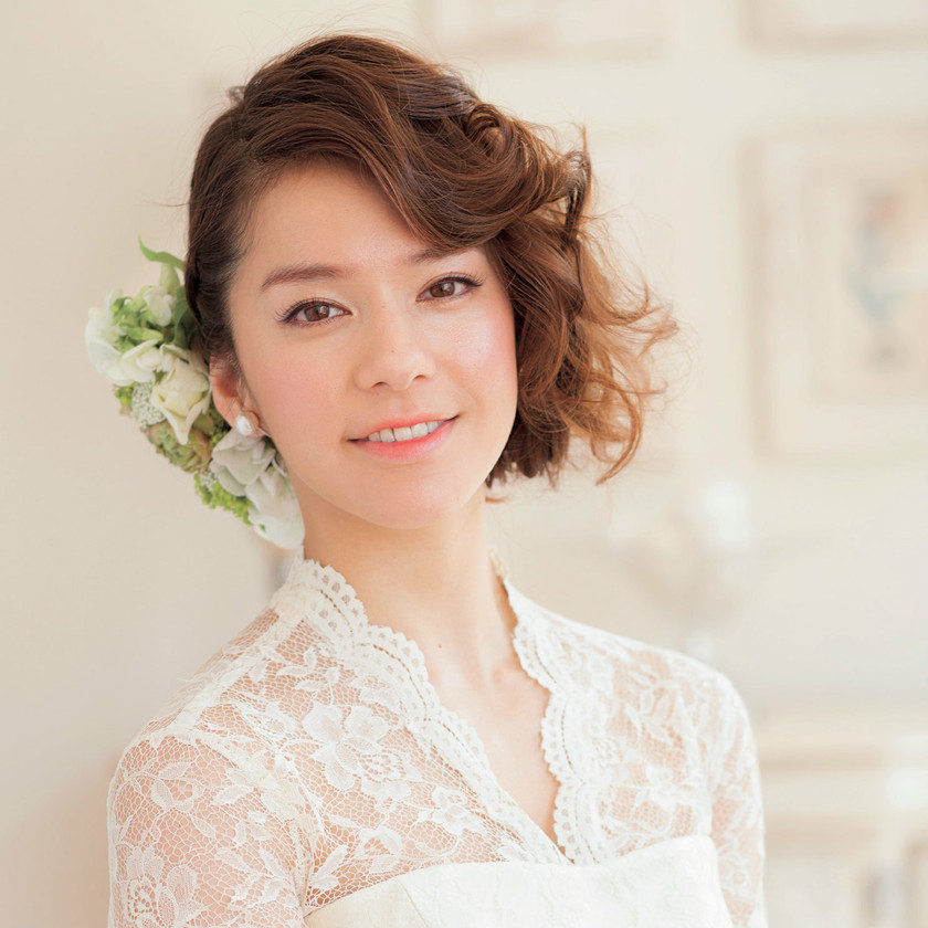 "Floral Bride" ♩ 7 Gorgeous Hair Arrangements with Real Flowers for Your Perfect Head Accessories!♡にて紹介している画像