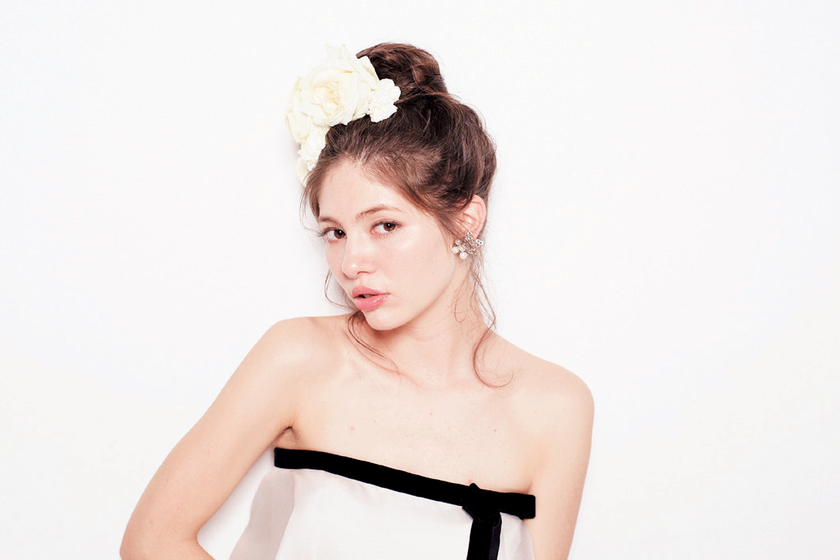 "Transform into a Beautiful Bride in an Instant: A Special Feature on the Ultimate Accessory, 'Stylish Veils' for Weddings Only ♡"にて紹介している画像