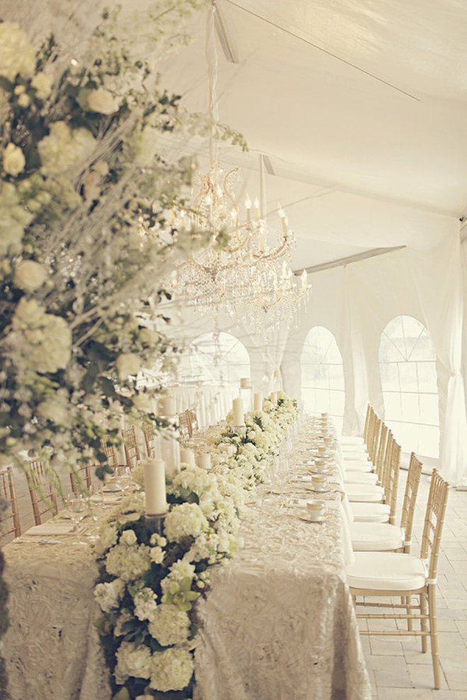8 Elegant and Refined White-Themed Designs for Main Tables: Beautiful White Head Table Ideas ♡にて紹介している画像