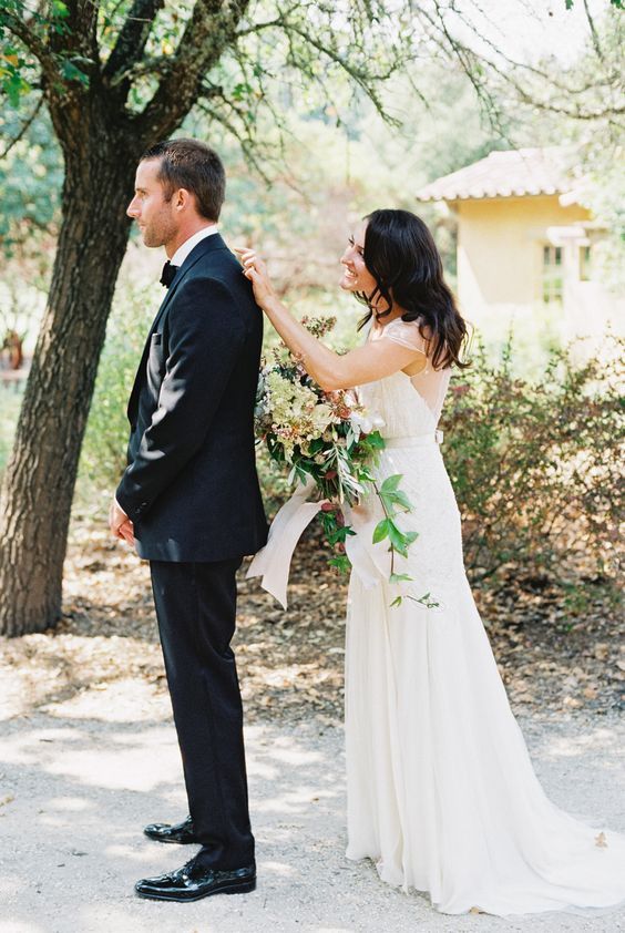 〔Excitement〕11 Heartwarming First Meets of Senior Brides in Stunning Wedding Dresses♡にて紹介している画像
