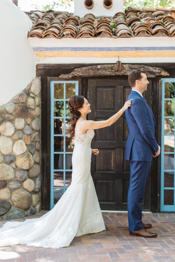 〔Excitement〕11 Heartwarming First Meets of Senior Brides in Stunning Wedding Dresses♡にて紹介している画像