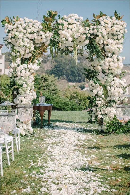 A Beautiful Collection of Wedding Arch Designs Essential for Your Eternal Vow of Loveにて紹介している画像