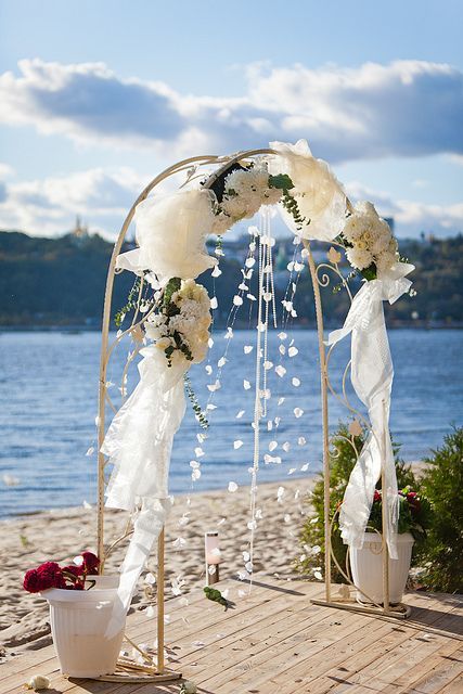 A Beautiful Collection of Wedding Arch Designs Essential for Your Eternal Vow of Loveにて紹介している画像