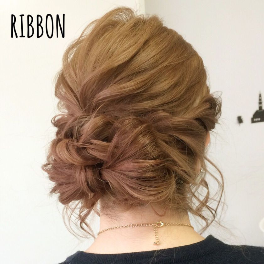 "Chic Ribbon Accents: 9 Ribbon Hairstyles to Try for Christmas and Special Invitations"にて紹介している画像