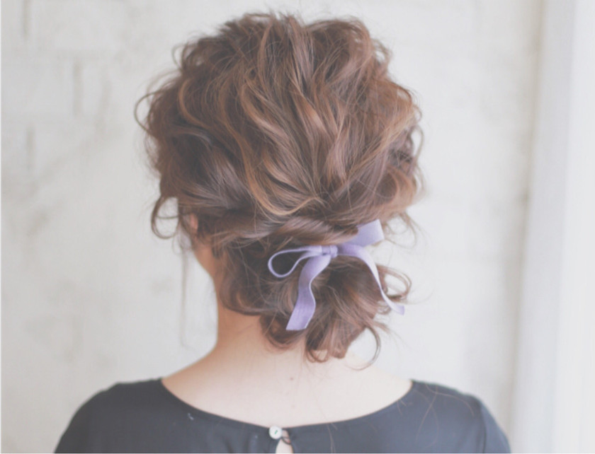 "Chic Ribbon Accents: 9 Ribbon Hairstyles to Try for Christmas and Special Invitations"にて紹介している画像