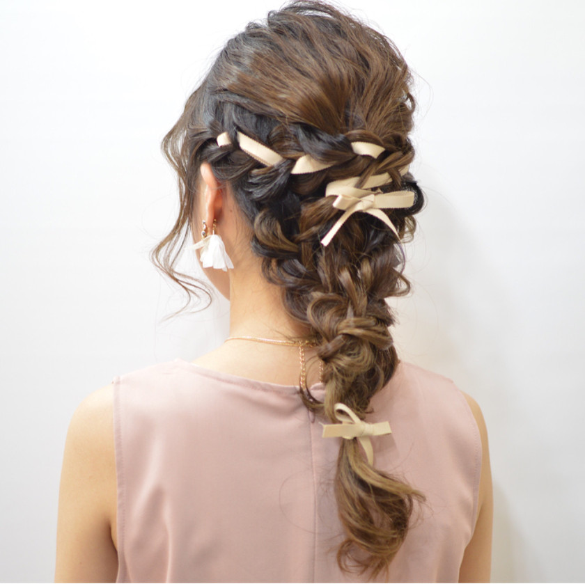 "Chic Ribbon Accents: 9 Ribbon Hairstyles to Try for Christmas and Special Invitations"にて紹介している画像