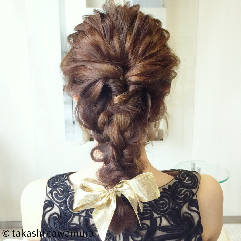 "Chic Ribbon Accents: 9 Ribbon Hairstyles to Try for Christmas and Special Invitations"にて紹介している画像