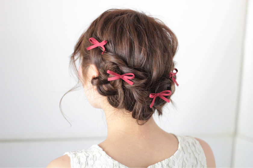 "Chic Ribbon Accents: 9 Ribbon Hairstyles to Try for Christmas and Special Invitations"にて紹介している画像