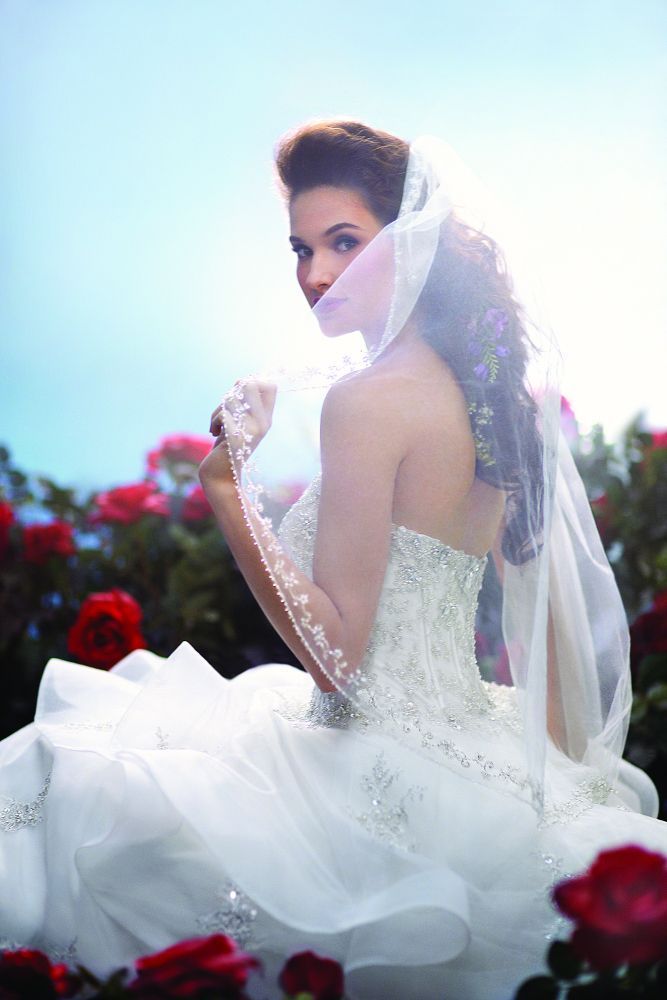 "Become the Smart and Beautiful Princess 'Belle'♡ A 'Beauty and the Beast' WEDDING♡"にて紹介している画像