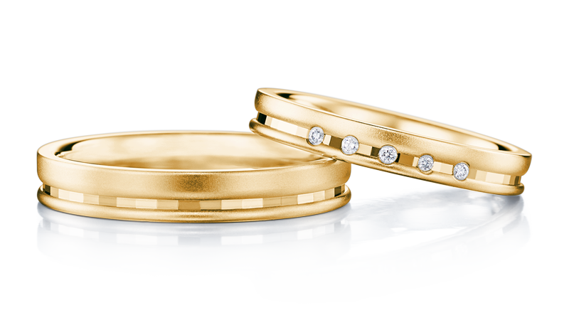 "While Platinum is Nice...♡ The Allure of Stylish Gold Wedding Rings and Brand Highlights*"にて紹介している画像
