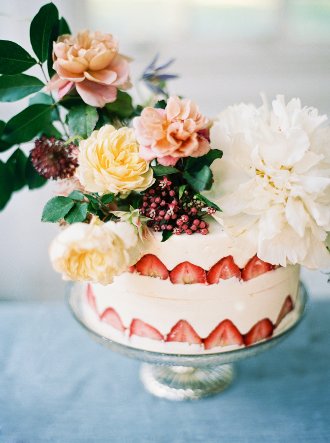 凄すぎる！こんなデザインはじめて見た♡珍しくって、とにかく可愛いウェディングケーキのデザイン特集＊にて紹介している画像