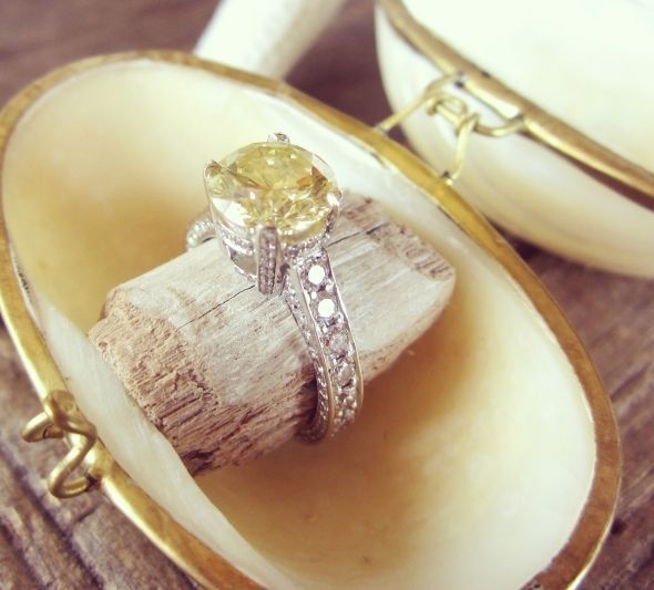A Collection of Adorable Sparkling Rings Featuring Large Diamonds ♡にて紹介している画像