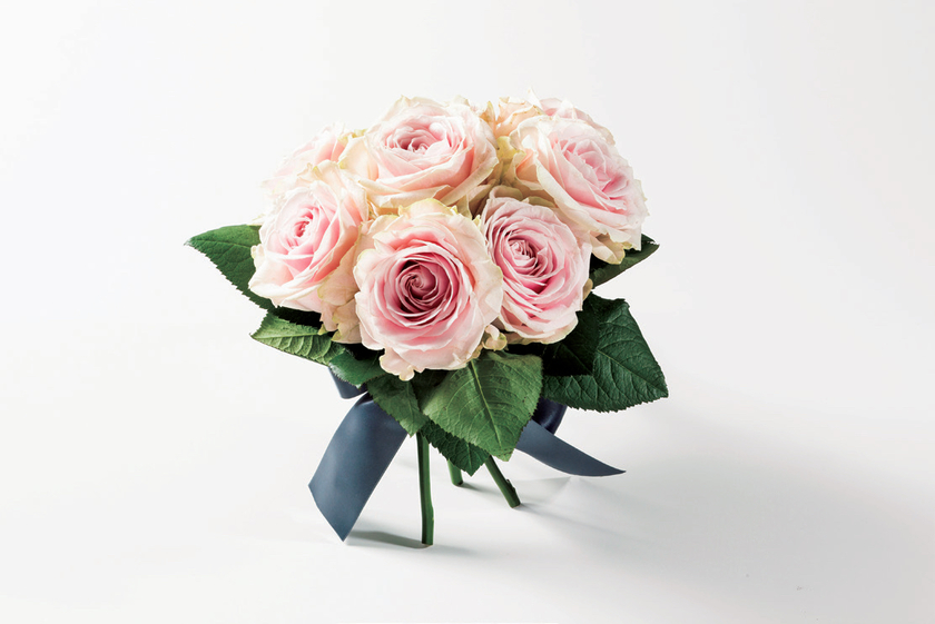 Bouquet Special: Simple and Cute Bouquets Made with Popular Flowers like Baby's Breath, Roses, and Gerberas (Created with Just One Flower Type) ♡にて紹介している画像