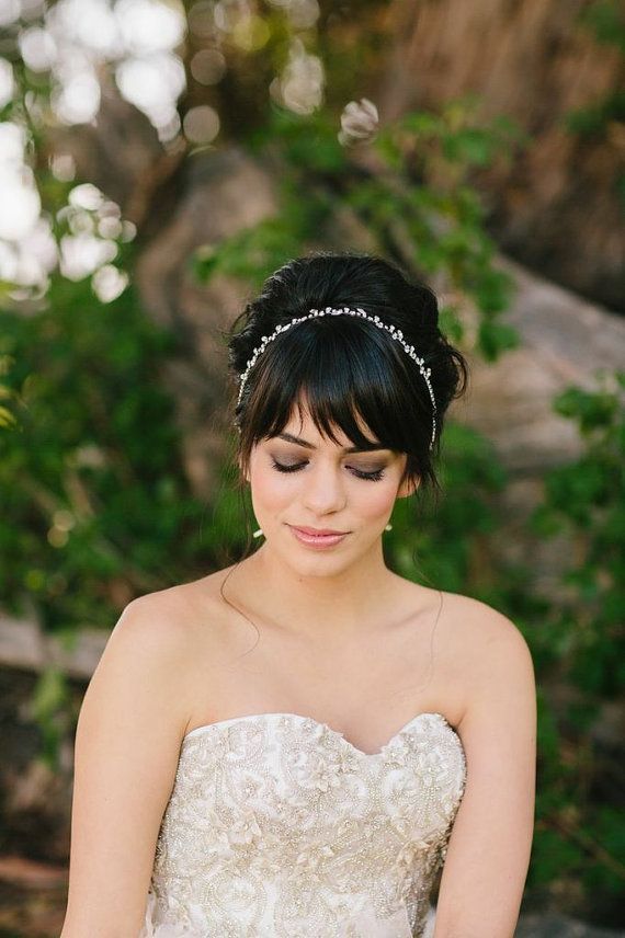 Subtle Elegance: Create Sophisticated and Elegant Bridal Hair with a "Slim Headband" ♡にて紹介している画像