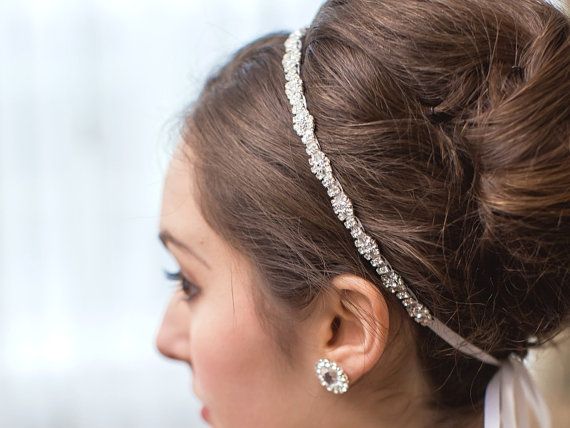 Subtle Elegance: Create Sophisticated and Elegant Bridal Hair with a "Slim Headband" ♡にて紹介している画像