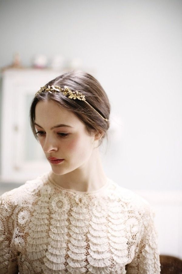 Subtle Elegance: Create Sophisticated and Elegant Bridal Hair with a "Slim Headband" ♡にて紹介している画像