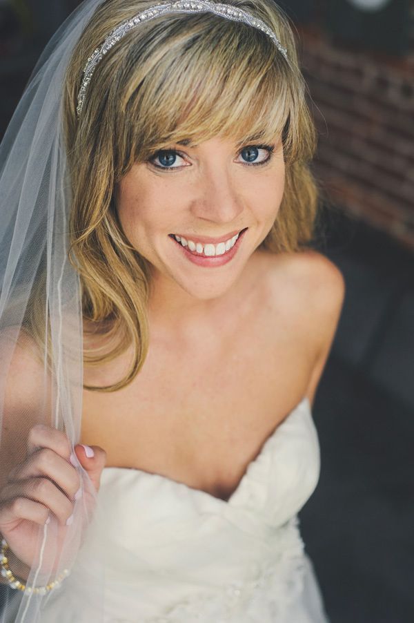 Subtle Elegance: Create Sophisticated and Elegant Bridal Hair with a "Slim Headband" ♡にて紹介している画像