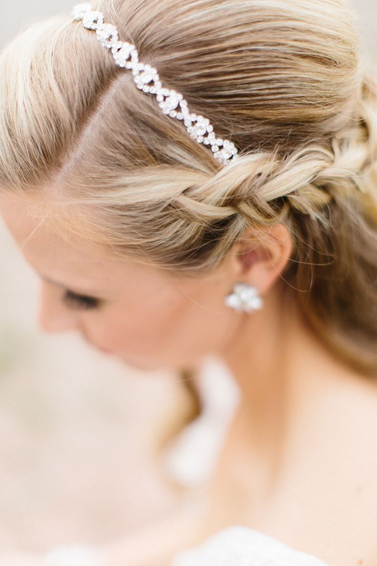 Subtle Elegance: Create Sophisticated and Elegant Bridal Hair with a "Slim Headband" ♡にて紹介している画像