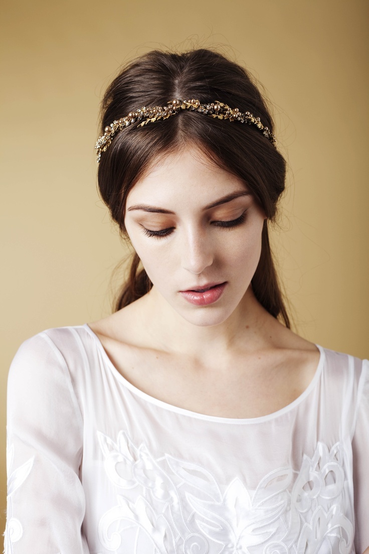 Subtle Elegance: Create Sophisticated and Elegant Bridal Hair with a "Slim Headband" ♡にて紹介している画像