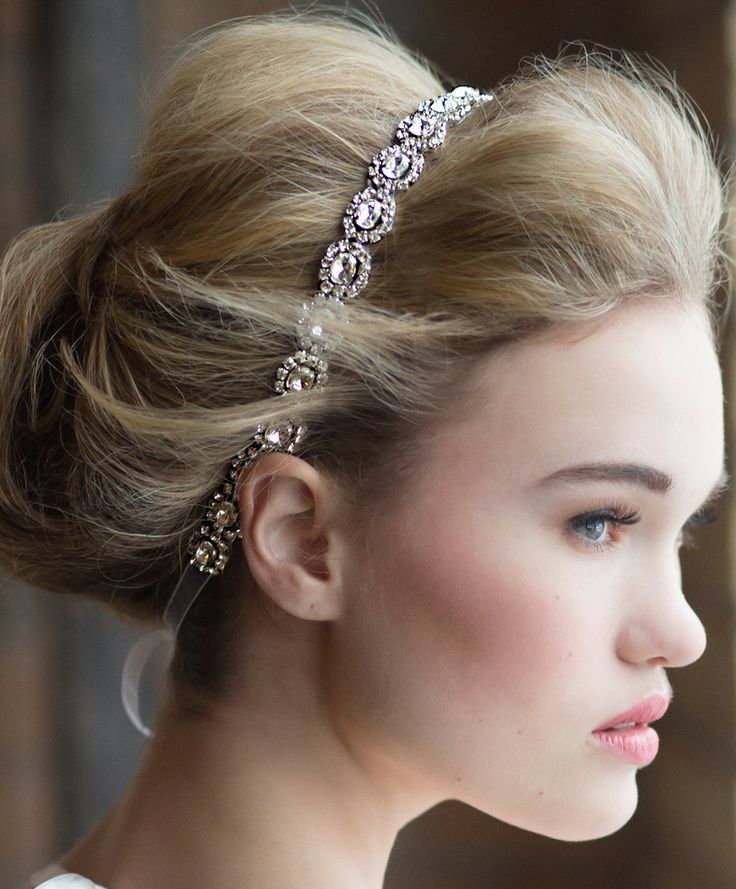 Subtle Elegance: Create Sophisticated and Elegant Bridal Hair with a "Slim Headband" ♡にて紹介している画像