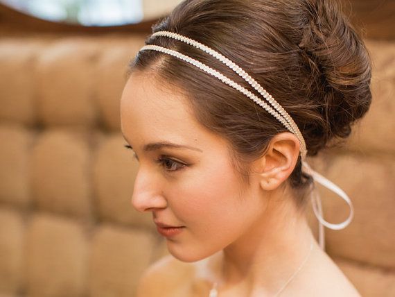 Subtle Elegance: Create Sophisticated and Elegant Bridal Hair with a "Slim Headband" ♡にて紹介している画像