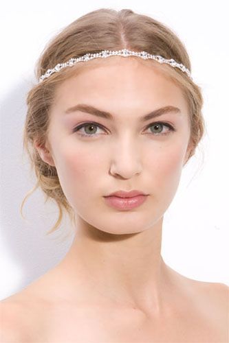 Subtle Elegance: Create Sophisticated and Elegant Bridal Hair with a "Slim Headband" ♡にて紹介している画像