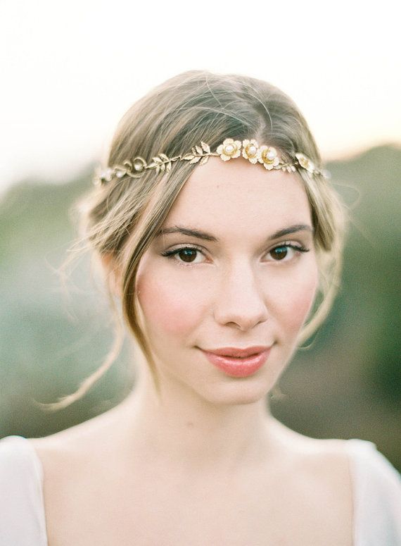 Subtle Elegance: Create Sophisticated and Elegant Bridal Hair with a "Slim Headband" ♡にて紹介している画像