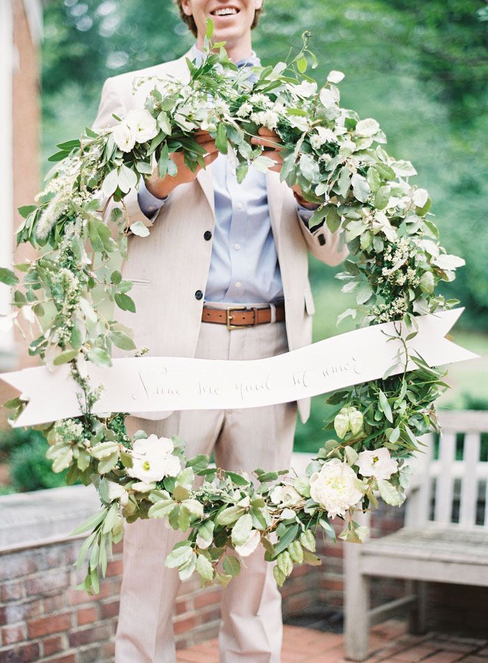 "Welcome Your Guests in Style with a DIY Floral-Filled Welcome Wreath!"にて紹介している画像