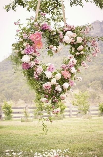 "Welcome Your Guests in Style with a DIY Floral-Filled Welcome Wreath!"にて紹介している画像