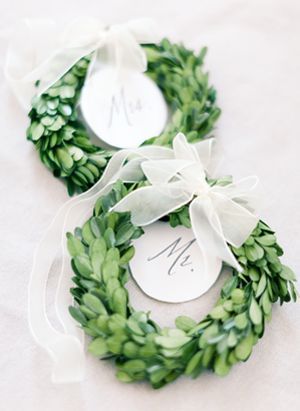 "Welcome Your Guests in Style with a DIY Floral-Filled Welcome Wreath!"にて紹介している画像
