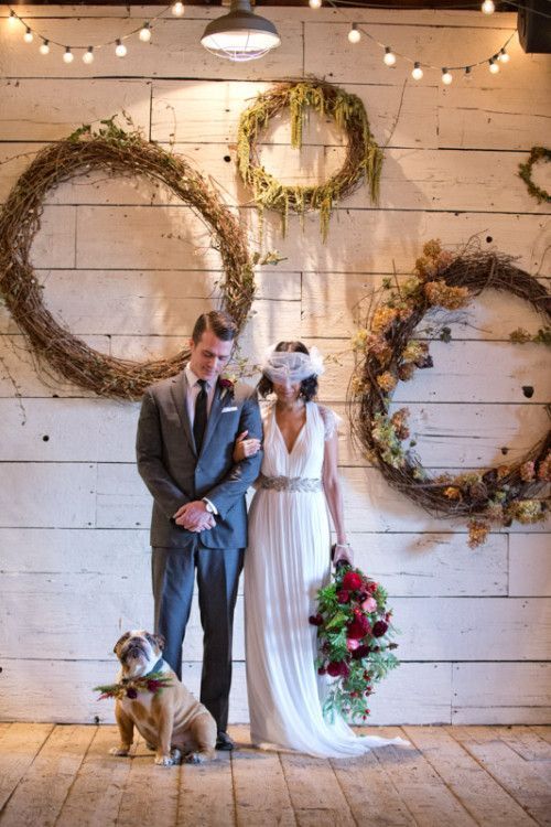 "Welcome Your Guests in Style with a DIY Floral-Filled Welcome Wreath!"にて紹介している画像