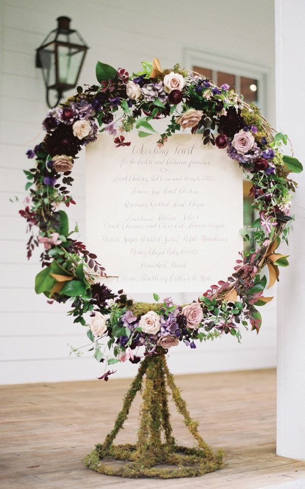 "Welcome Your Guests in Style with a DIY Floral-Filled Welcome Wreath!"にて紹介している画像
