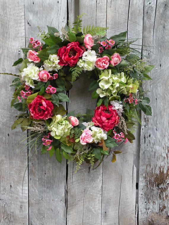 "Welcome Your Guests in Style with a DIY Floral-Filled Welcome Wreath!"にて紹介している画像