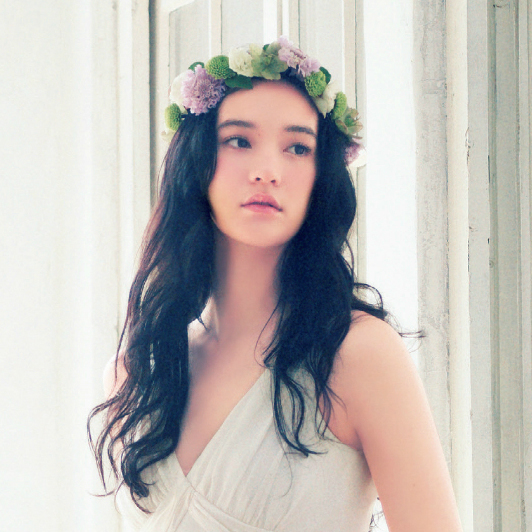 "Top Flower Accessories for Brides: 10 Best 'Flower Crowns' That Perfectly Suit Japanese Faces on a White Base – No Fail!"にて紹介している画像