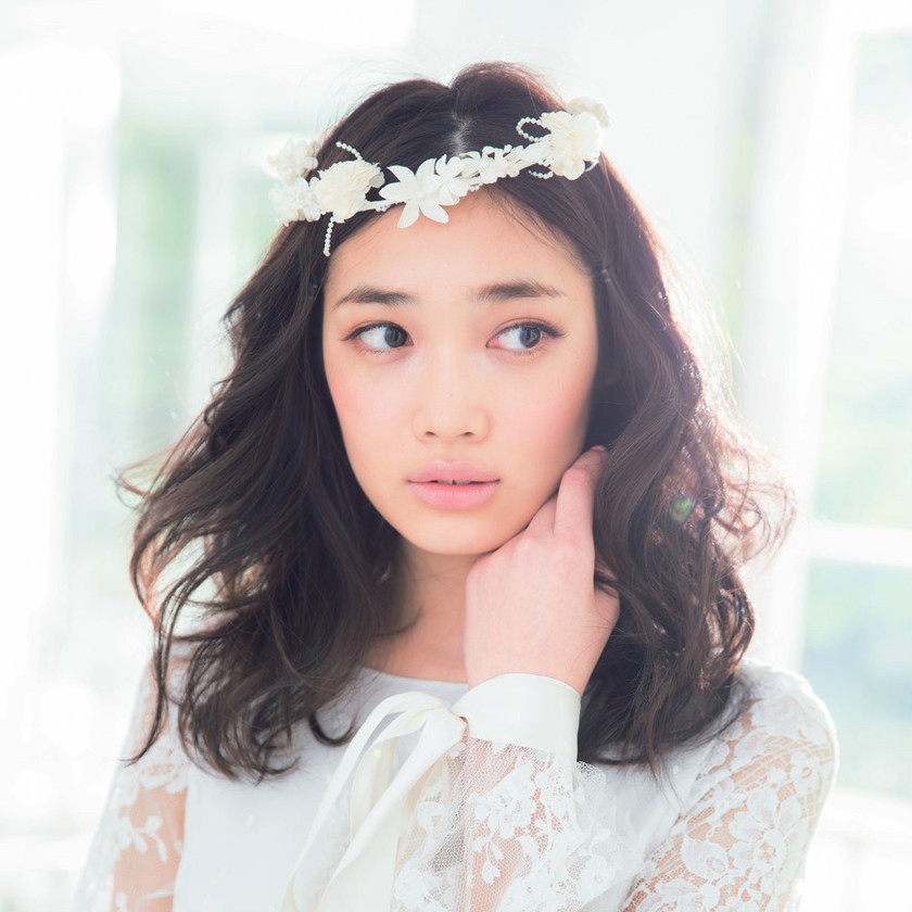 "Top Flower Accessories for Brides: 10 Best 'Flower Crowns' That Perfectly Suit Japanese Faces on a White Base – No Fail!"にて紹介している画像