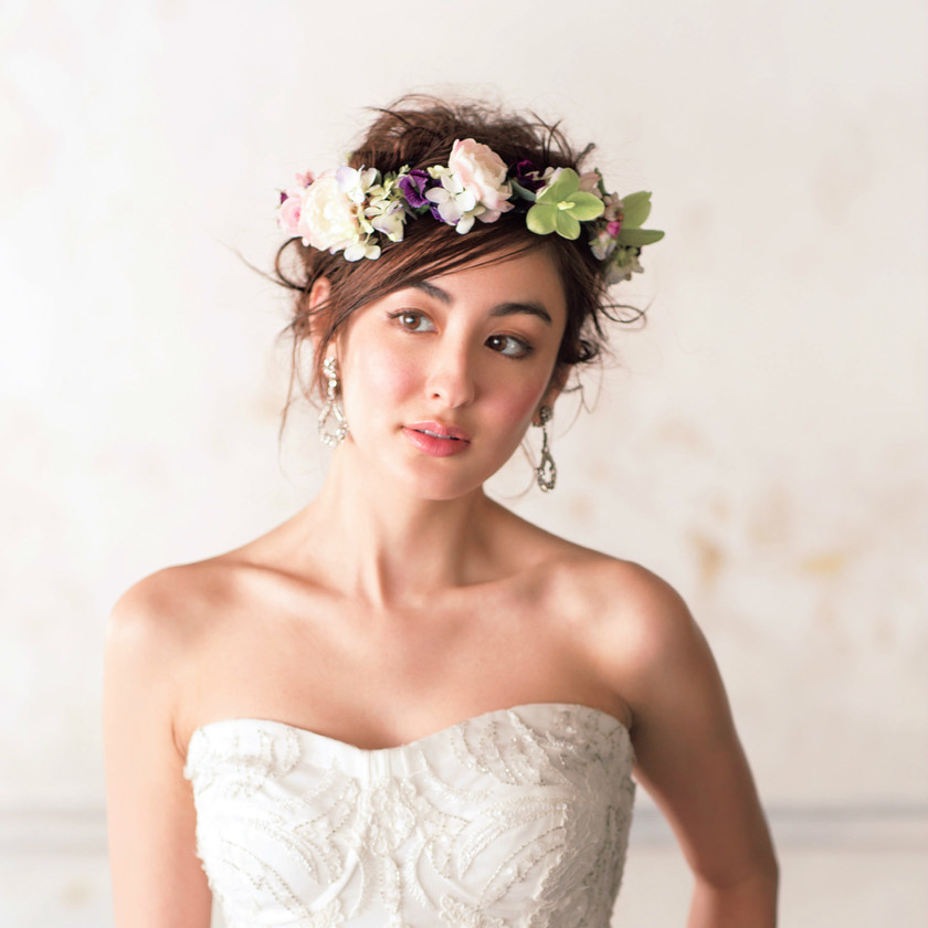 "Top Flower Accessories for Brides: 10 Best 'Flower Crowns' That Perfectly Suit Japanese Faces on a White Base – No Fail!"にて紹介している画像