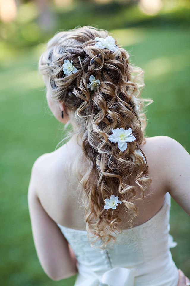 "Embrace the Perfect Flowers for Every Hairstyle: Become a Beautiful Bride!"にて紹介している画像