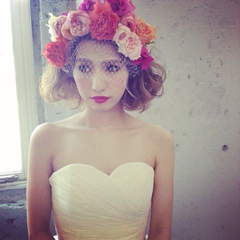 "Embrace the Perfect Flowers for Every Hairstyle: Become a Beautiful Bride!"にて紹介している画像
