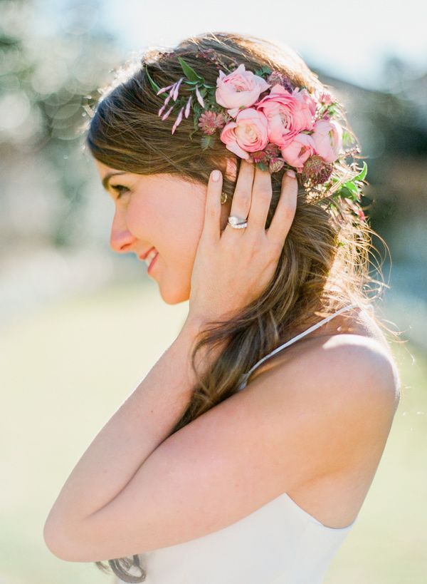 "Embrace the Perfect Flowers for Every Hairstyle: Become a Beautiful Bride!"にて紹介している画像