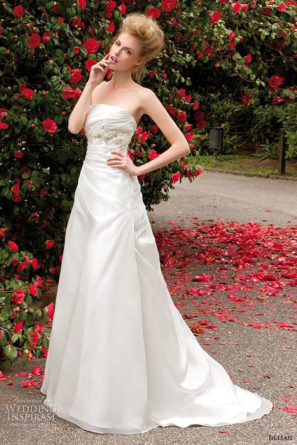 Chic and Effortless: Elegant Bridal Dresses in Straight Lines!にて紹介している画像
