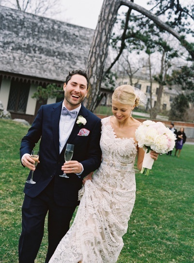 Chic and Effortless: Elegant Bridal Dresses in Straight Lines!にて紹介している画像