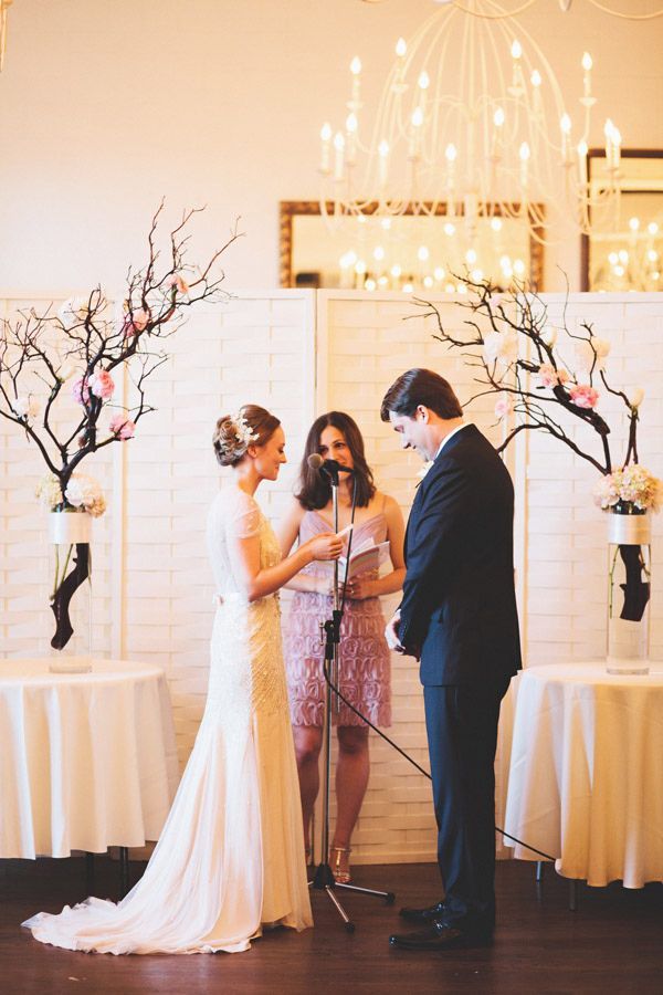 Chic and Effortless: Elegant Bridal Dresses in Straight Lines!にて紹介している画像